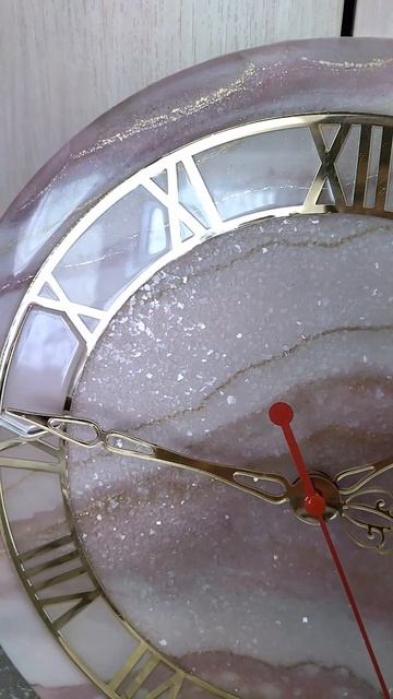 Часы настенные с кристаллическим центром #часынастенные #часыручнойработы #часыизэпоксиднойсмолы смотреть онлайн