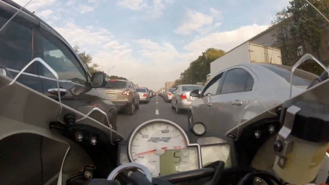 Yamaha FZ8-N Fazer против BMW S 1000 RR в городе смотреть онлайн