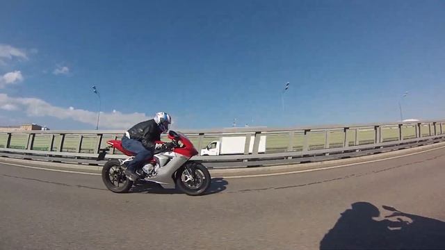 Недолитр обогнал литр?MVAgusta F3 800 против Honda CBR1000RR Fireblade в гонке по городу на максимум смотреть онлайн