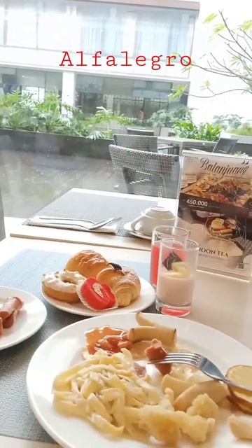 Menu Sarapan Mercure Hotel Padang смотреть онлайн