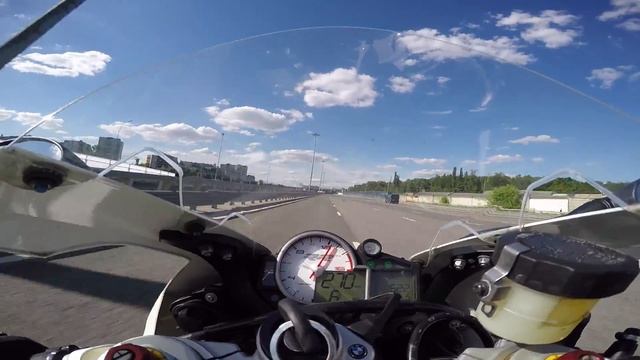 Спортбайк BMW S1000RR - пуля, даже на фоне мотоцикла Kawasaki ZX-10R )) смотреть онлайн