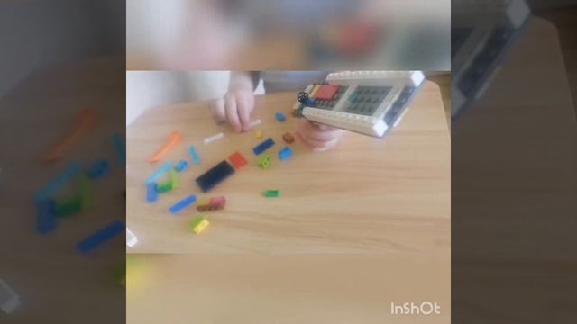 Шок контент. Мальчик одного года собирает машинку из лего. смотреть онлайн