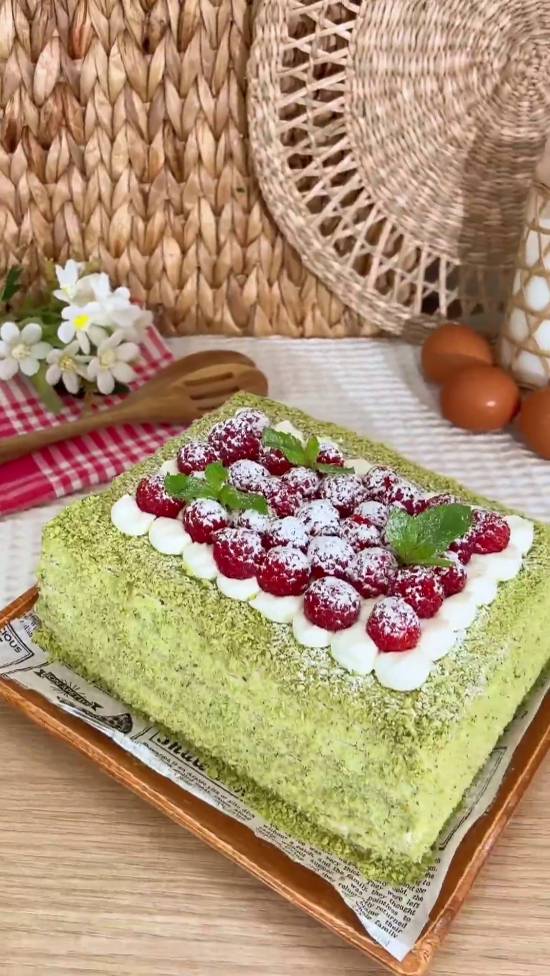 Малиново-шпинатный медовик