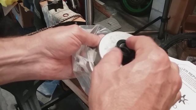 How to change impeller on 2011 Mercury 90 hp 4-stroke Part 1 смотреть онлайн