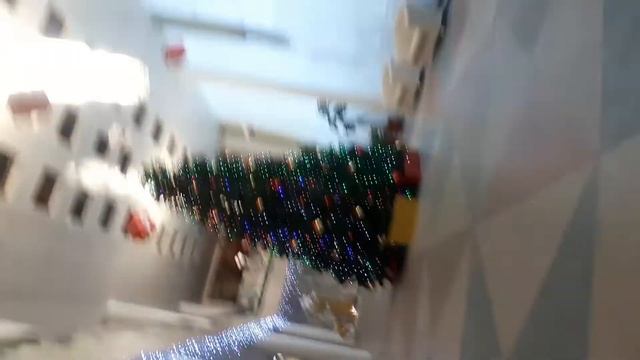 пошли вот сюда вот в кинотеатр и вот тут у нас ёлочка стоит смотреть онлайн