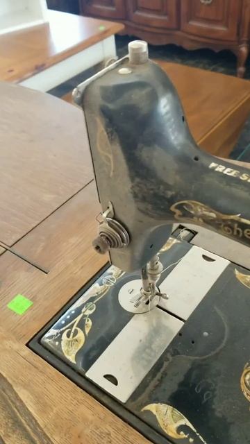 A Free Number 5 Treadle - Look at This Gorgeous Curved Cabinet! #shorts смотреть онлайн