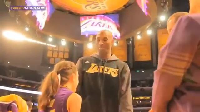 Kobe Bryant gives a bump hand shake with a little girl fan at pregae смотреть онлайн