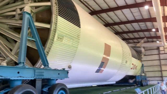 DXing in Houston: a quick tour of the amazing Saturn V rocket at Johnson Space Center смотреть онлайн