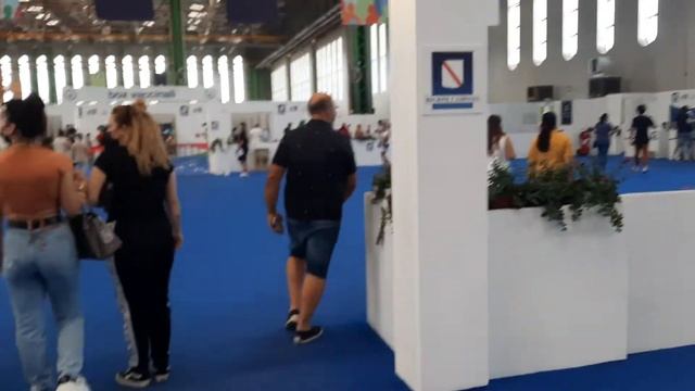 centro di vaccinazione dell'aeroporto all'interno смотреть онлайн