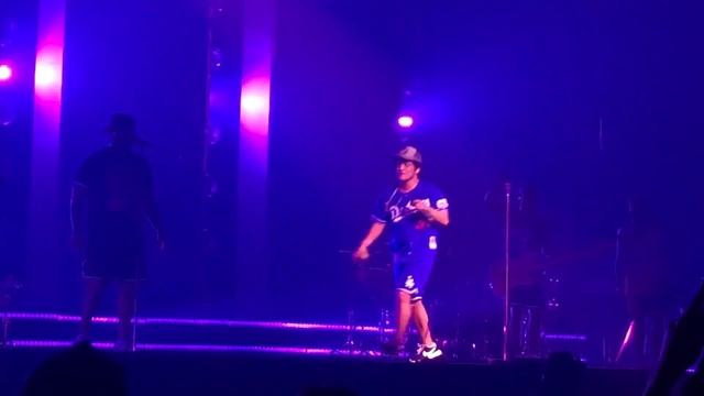 รวมช็อต Bruno Mars พูดไทย ร้องภาษาไทย จากคอนเสิร์ต 24K Magic 🎵โจ๊ก เกียรติยศ