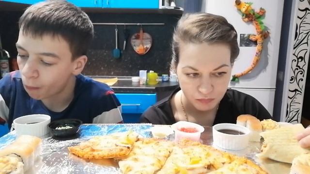 МУКБАНГ ГАВАЙСКАЯ ПИЦЦА С АНАНАСАМИ/РОЛЛЫ СУШИ/MUKBANG HAWAIIAN PINEAPPLE PIZZA/SUSHI ROLLS смотреть онлайн