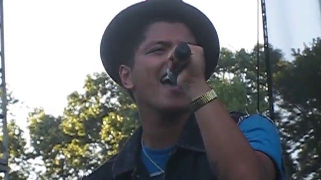 Bruno Mars ~ Just The Way You Are~ Six Flags New England ~ Aug 27 2010 смотреть онлайн