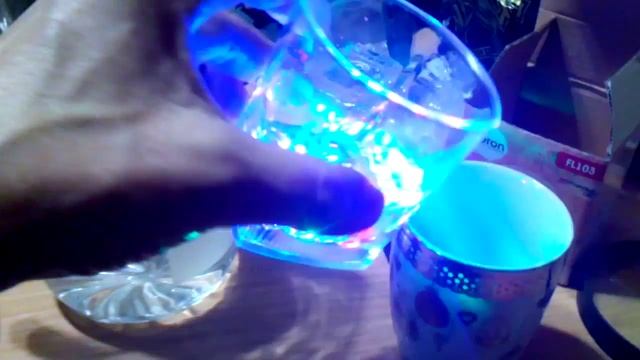 Стакан светится, пока не выпьешь! смотреть онлайн