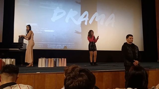 Фен срещата на последния епизод на "Драма" раздаването на награди. смотреть онлайн