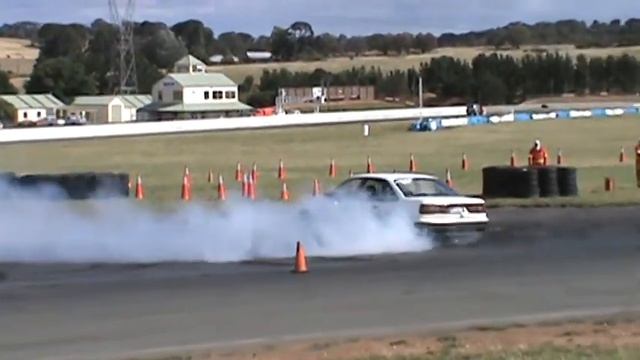 2 LIBER8 HOLDEN VN BUICK V6 COMMODORE BURNOUT AT BUNROUT WARRIORS 8 13 12 2014 смотреть онлайн
