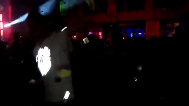 MUNI - на дискотеці виділяє світловідбивач смотреть онлайн