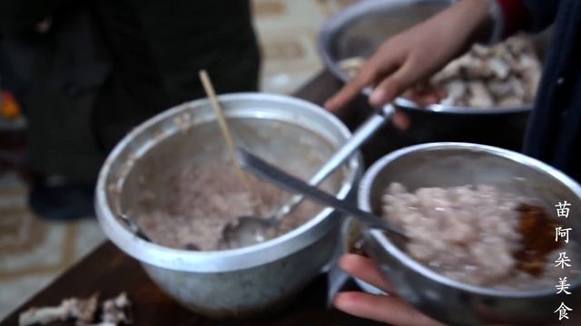 苗大姐170斤猪肉涮火锅，又香又辣，吃到汗流浃背，汤都要喝光！【苗阿朵美食】 смотреть онлайн