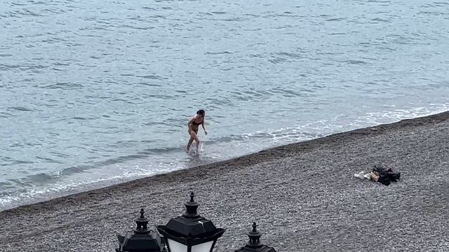 Ялта, вечер, температура воздуха 4 градуса, температура моря около 10-и градусов смотреть онлайн