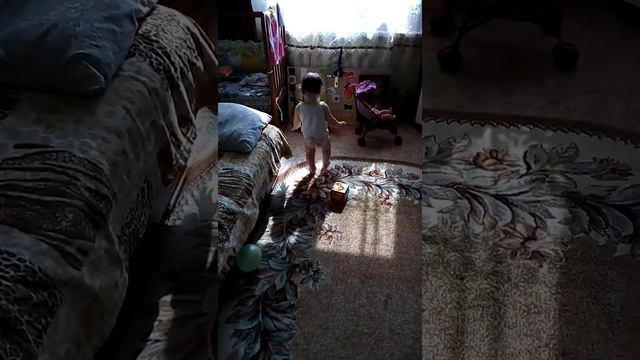 Малышка танцует под Лазарева