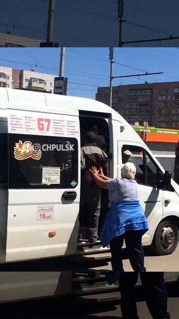 Женщина утрамбовывает пассажиров маршрутки, Ульяновск смотреть онлайн