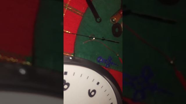 How to repair a quartz mechanism broken wall clock or fix the hands смотреть онлайн