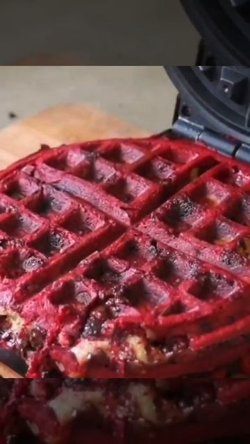 Red velvet cookie dough waffles 😍 #shorts смотреть онлайн