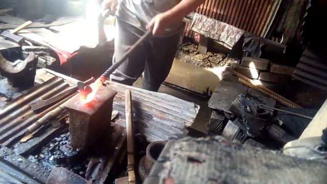 membuat Linggis cabut paku panjang 70cm#pandaibesi #blacksmith #crowbar #woodworking #ironwork смотреть онлайн