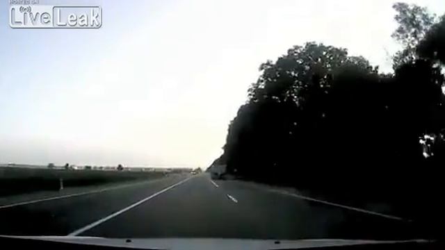 Woman managed to slip between the two trucks on highway in Russia смотреть онлайн