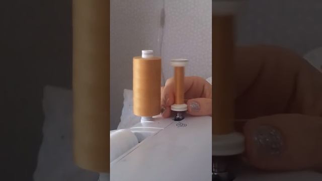 Spola över Tråd Från En Rulle Till En Annan. Carina Symaskin. Nähmaschinen, Lisas Tyger
