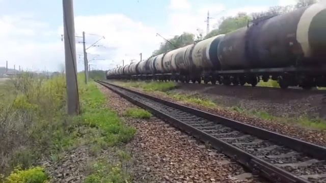 Наливной в кривой. Электровоз 3ЭС5К-667 "Ермак" с наливным поездом и приветливой бригадой смотреть онлайн