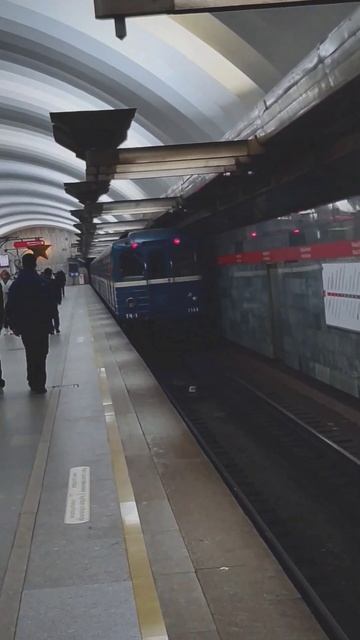Отправление поезда Ема-502/Ем-501 со станции метро Площадь Мужества #транспорт #метро #спб смотреть онлайн