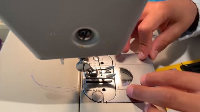How to wind a bobbin and change a needle - Singer 1425 смотреть онлайн