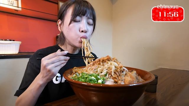 【大食い】大食い視聴者の女性店主が作るガチ二郎系ラーメン！総重量6kg制限時間40分で完食できるか挑戦した結果【海老原まよい】 смотреть онлайн