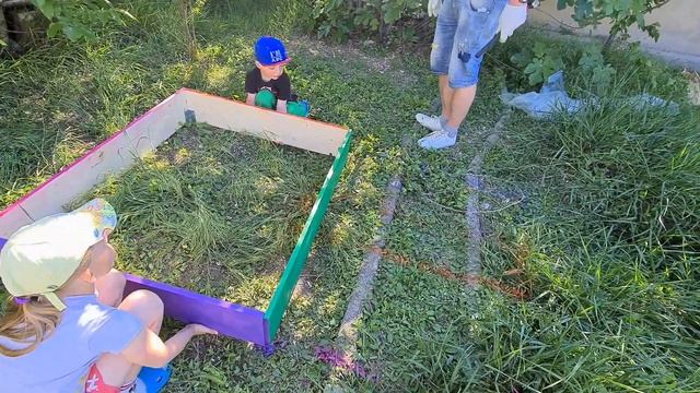 САМИ ПОСТРОИЛИ! Песочница за 15 минут Дарина и Макар Даринелка влог веселая семейка смотреть онлайн