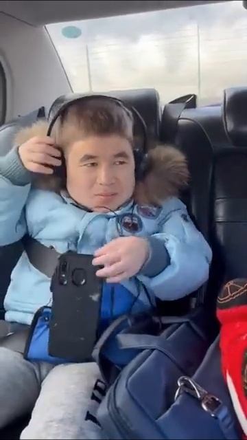 Сын слушает музыку в машине
