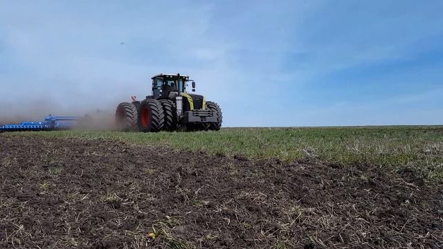 №2 Xerion 5000 Heliodor 16 m 12 км в час Глубина обработки 10 см Расход топлива 4,9 л/Га смотреть онлайн