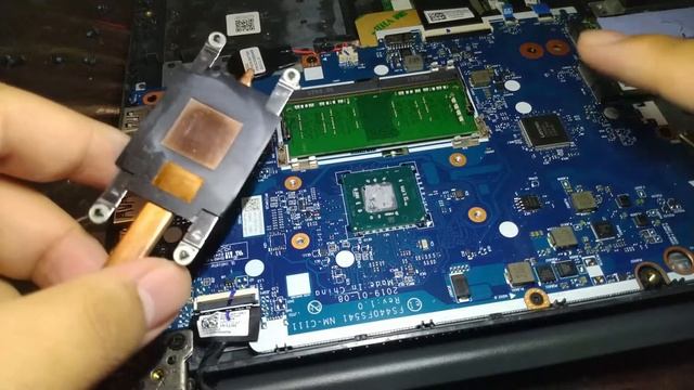 Is It Worth Replacing Thermal Paste....ON A FANLESS LAPTOP??! смотреть онлайн