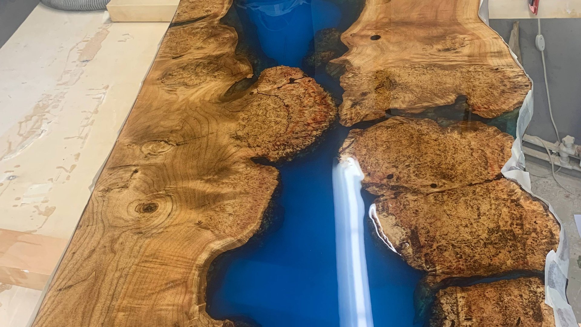 Стол река из эпоксидной смолы и натурального дерева заливка часть 3 смотреть онлайн