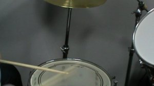 Дроби на барабанах при помощи двойных ударов.