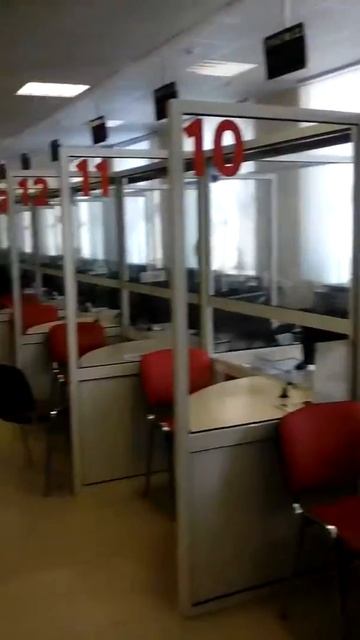 Как работает рязанское  МФЦ на Каширина. Посетителей никто не обслуживает — все окна пустые