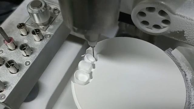 Glorious 5Z milling machine is milling the zirconia смотреть онлайн