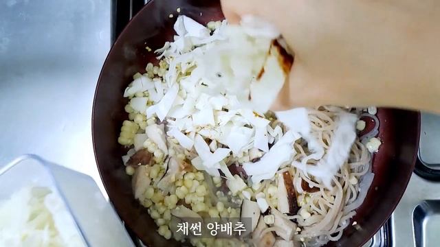 양배추를 이렇게 드세요! 짜장면 먹고 싶을때 만능소스로 초간단하게 만들어 먹는 양배추 면요리 смотреть онлайн