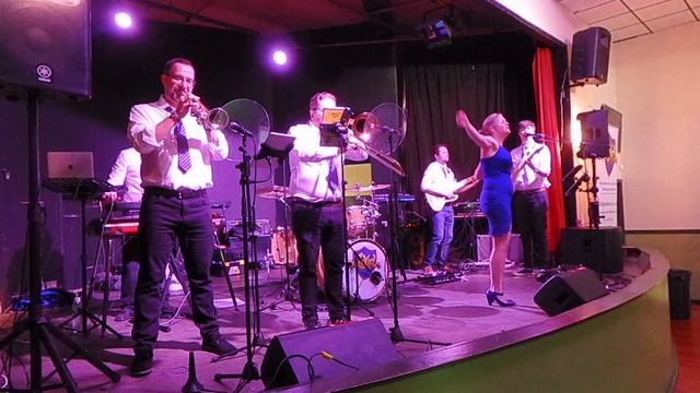 OLD SKOOL Live - Baby One More Time - Britney Spears Cover смотреть онлайн