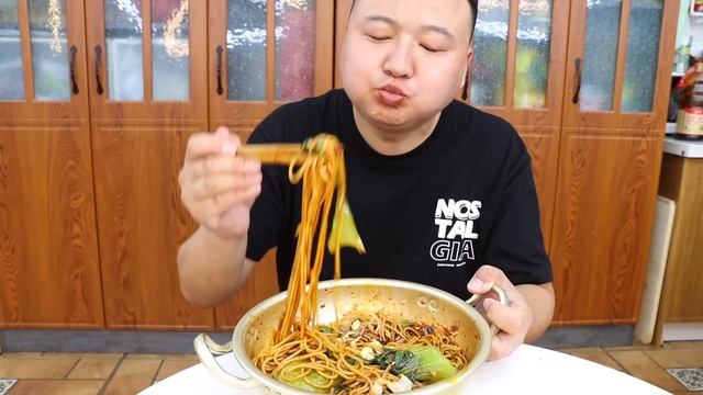 一整只鸭，阿强做“广式三杯鸭”，搭配油泼面，大口啃着吃，过瘾！【cram阿强】 смотреть онлайн