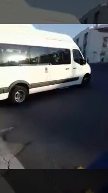 Страна Болгария город Созополь микроавтобус с прицепом выезжает на улицу Республиканска смотреть онлайн