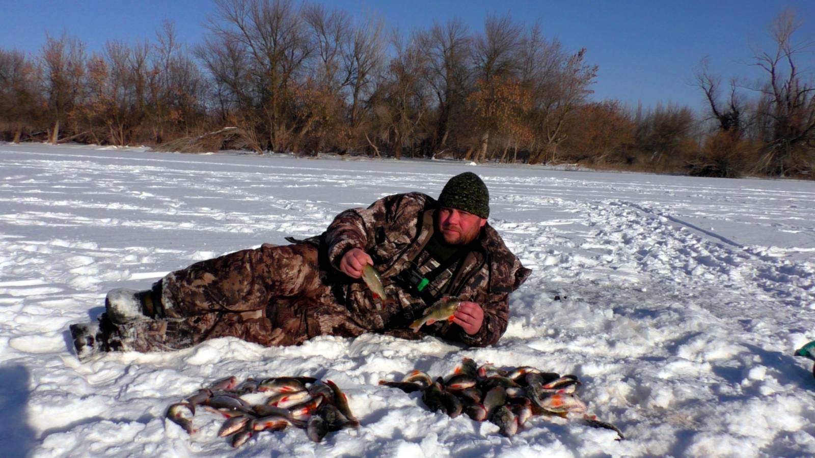 Чумовая зимняя рыбалка в астрахани .На... бурились,На.. ходились,На.. долбились,Но рыбу поймали смотреть онлайн