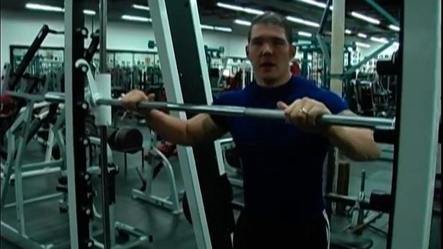 Squatting On The Smith Press Machine смотреть онлайн