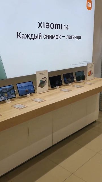 Домодедовская. Фирменный магазин в красивом торговом центре. Отличается большой площадью смотреть онлайн