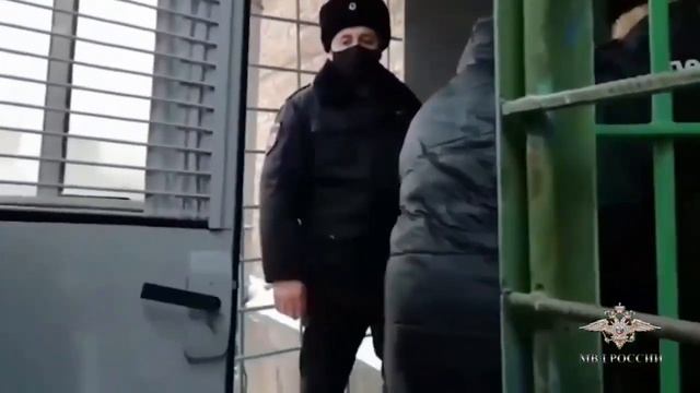 МВД показало видео с ачинской кассиршей, укравшей 23 миллиона из банка смотреть онлайн