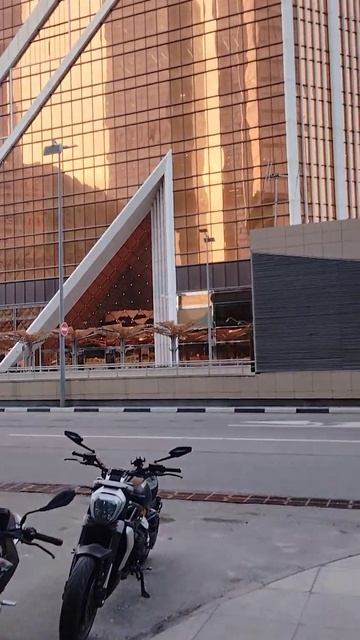 Электрические байки на фоне башни 